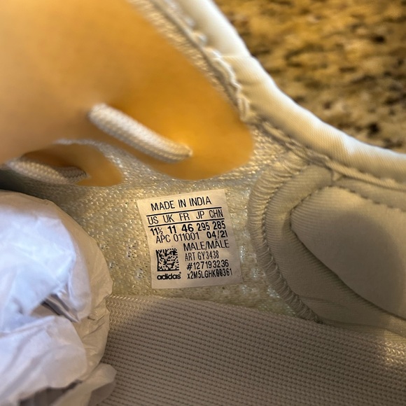 NWT Color Change Yeezy Boost 350 V2 “Light” Color Changing Shoes - Picture 5 of 16